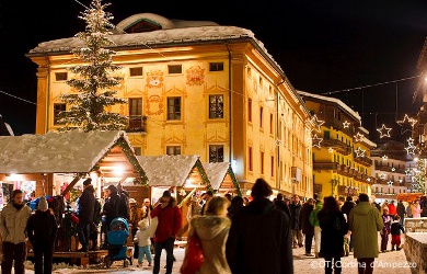 cortina christmas market on Corso Italia