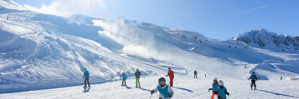 children skiing in fugen zillertal valley