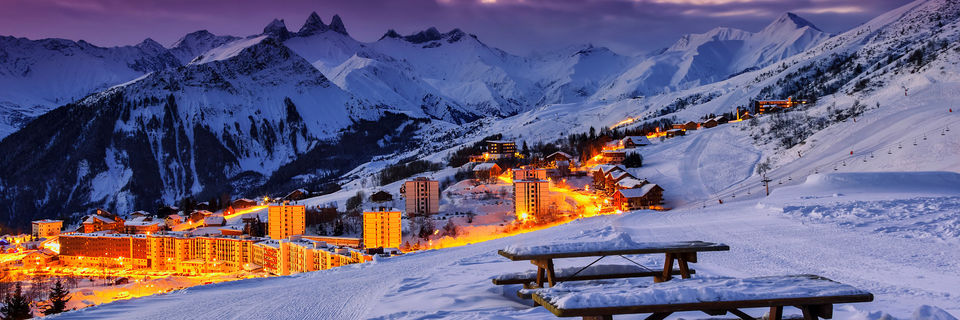 la toussuire ski resort at night in les sybelles