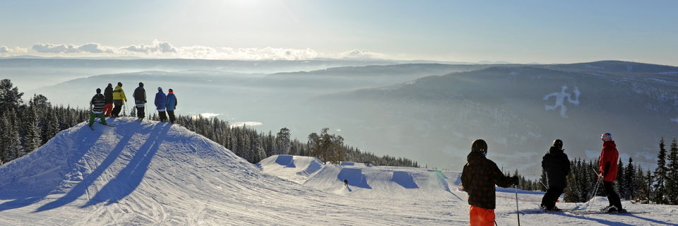 skier looking on to hafjell in lillehammer