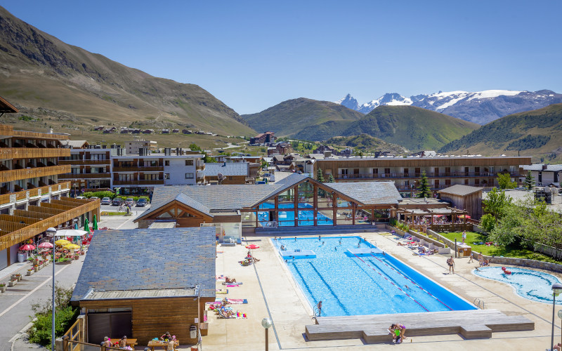 outside swimming pool in alpe d'huez