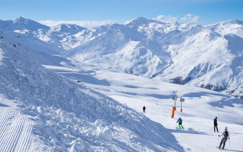 skiers coming down a piste at brides-les-bain in the 3 valleys france