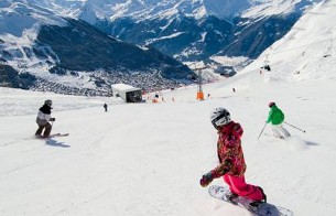 ski area guide, children snowboarding in the 4 valleys, switzerland