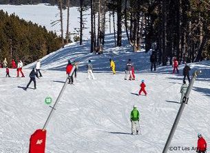 Les Angles family skiing