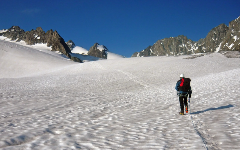 guided ski tours on the gebroulaz glacier in val thorens