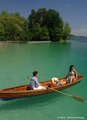 velden summer holiday accommodation, rowing boat on lake Wörthersee