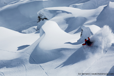 freeride skiing in deep powder snow