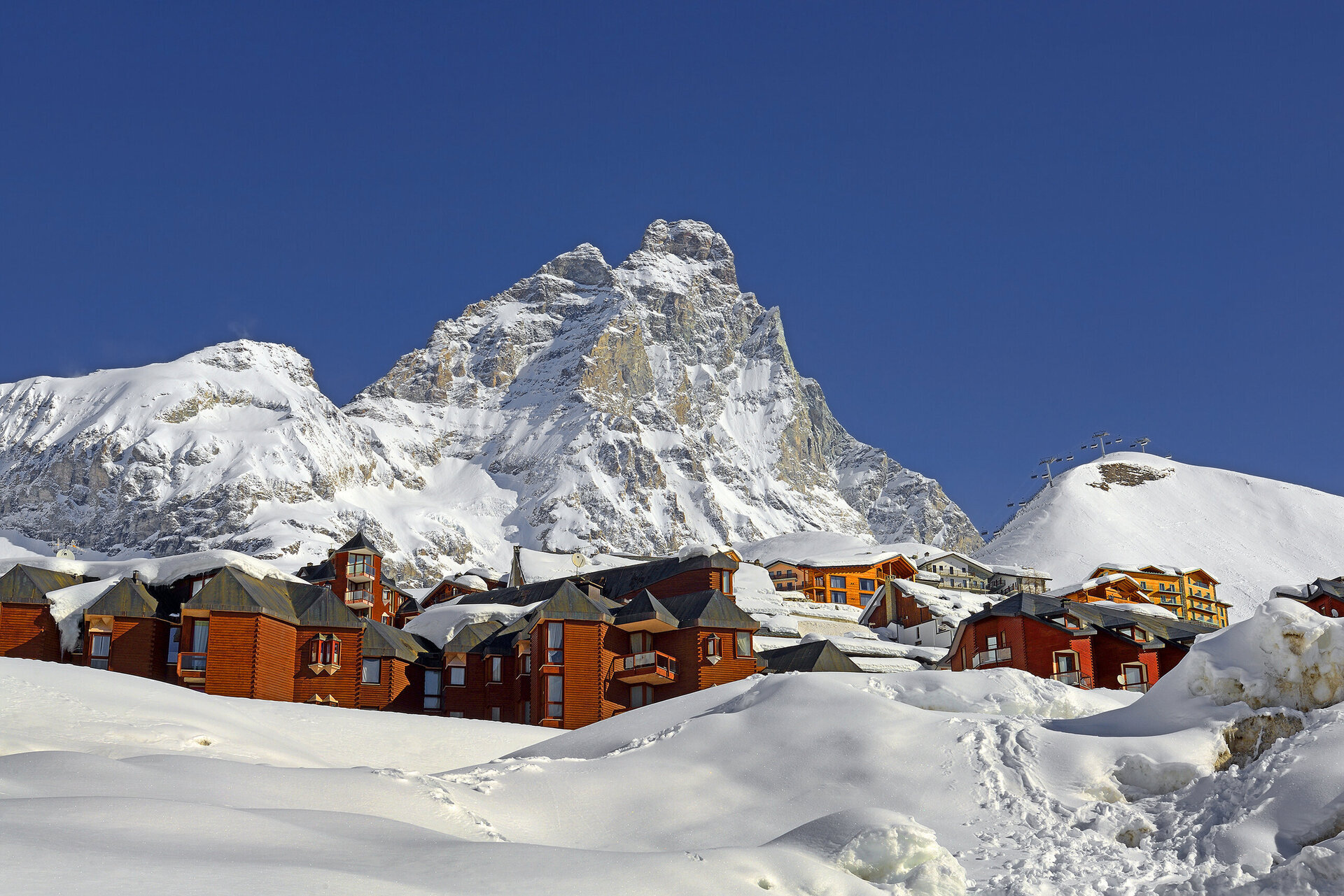 accommodation in cervinia in winter with views of the matterhorn