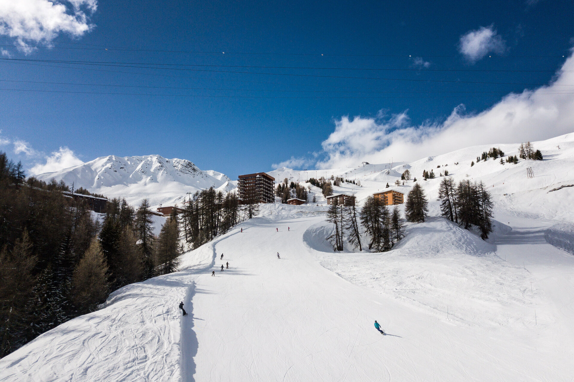piste passing by apartments in la plagne