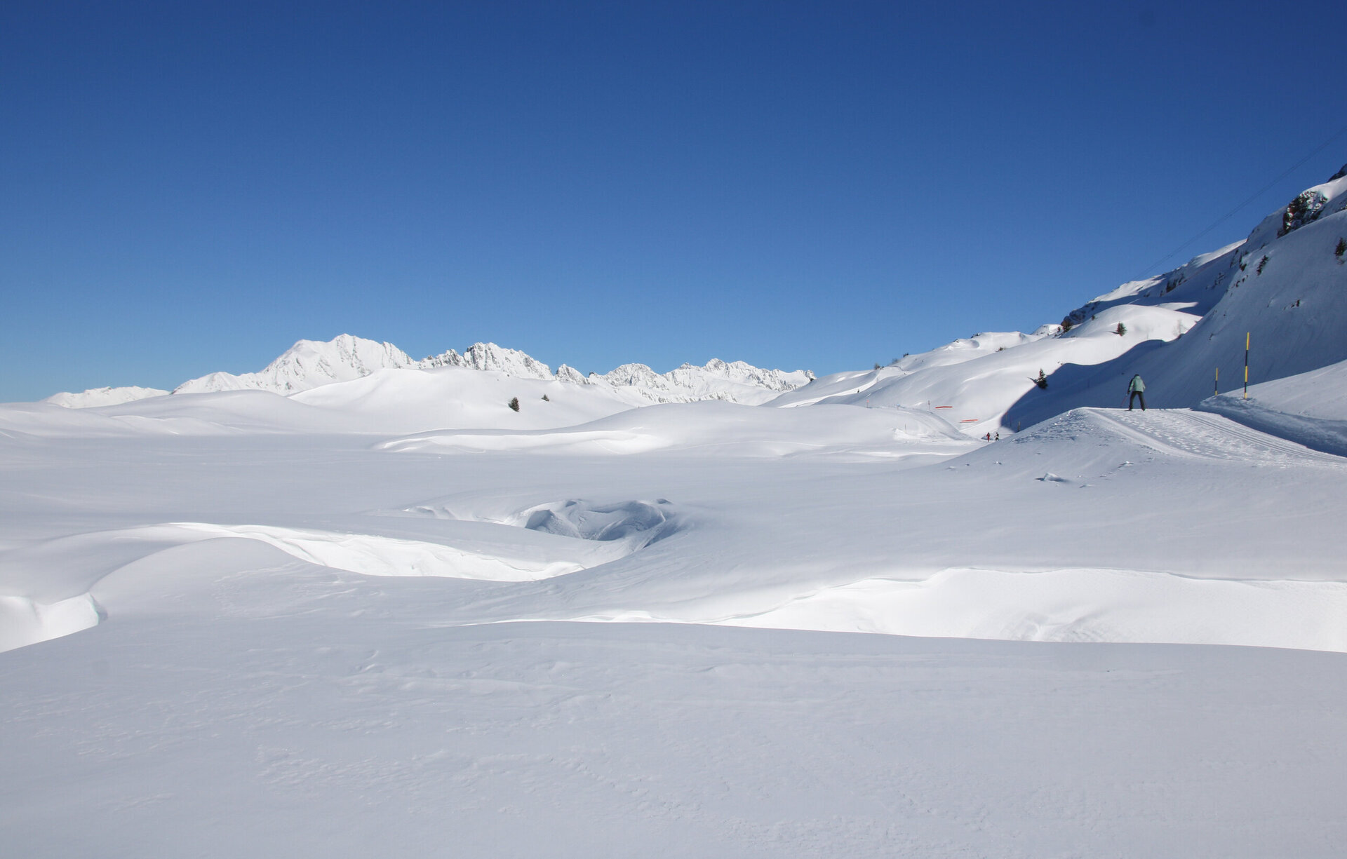 a skier on a blue piste in alpe d'huez